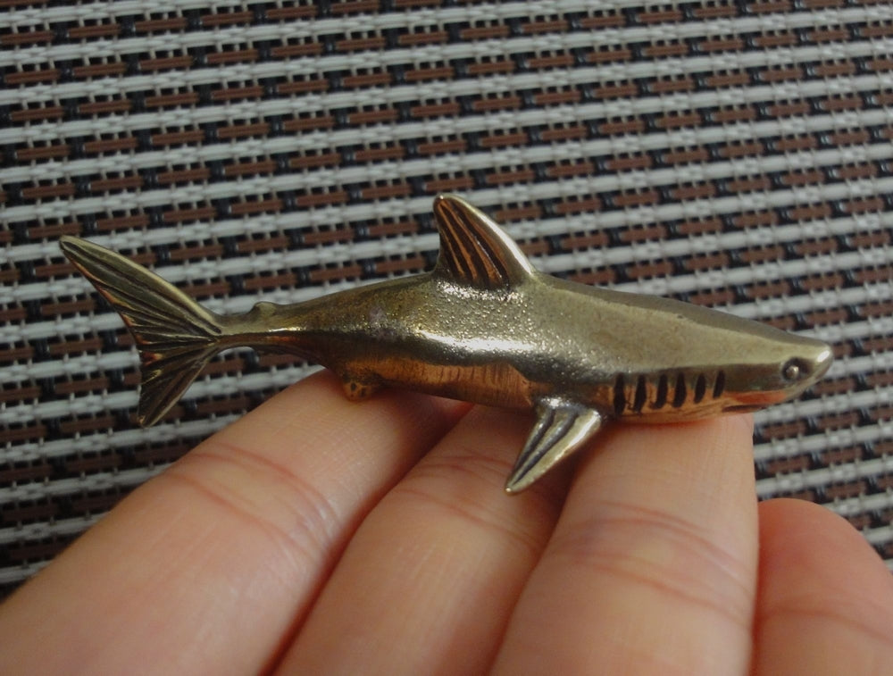 Vintage Style Brass Shark Figurine: Copper Home Decor (6.3x2cm)