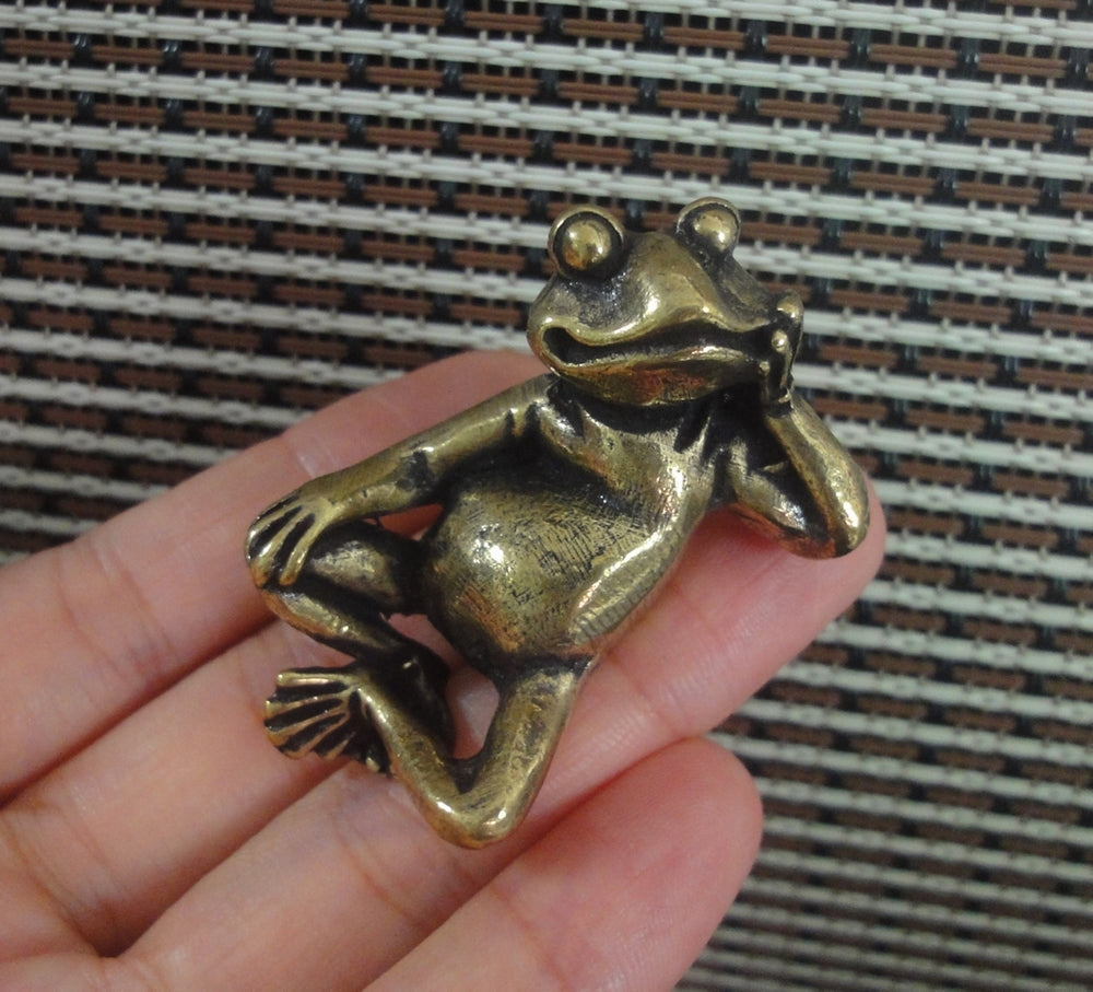 Solid Brass Relaxing Frog Figurine: Vintage Style Home Garden Decor