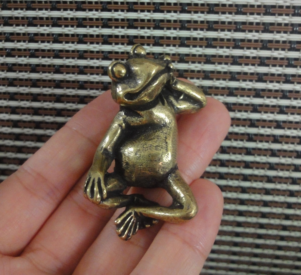 Solid Brass Relaxing Frog Figurine: Vintage Style Home Garden Decor