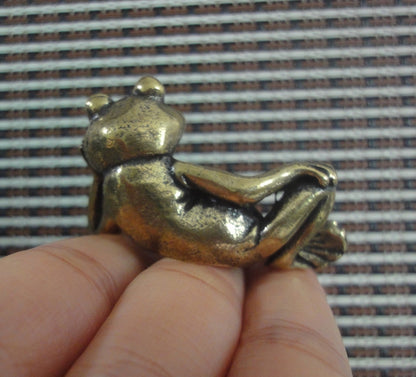 Solid Brass Relaxing Frog Figurine: Vintage Style Home Garden Decor