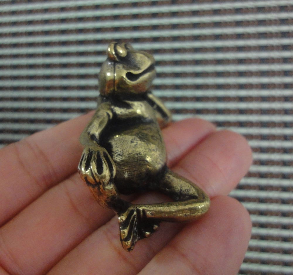 Solid Brass Relaxing Frog Figurine: Vintage Style Home Garden Decor