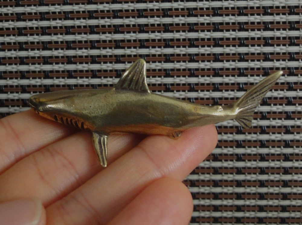 Vintage Style Brass Shark Figurine: Copper Home Decor (6.3x2cm)