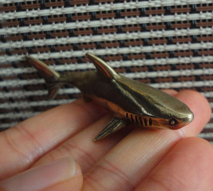 Vintage Style Brass Shark Figurine: Copper Home Decor (6.3x2cm)