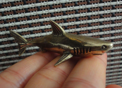 Vintage Style Brass Shark Figurine: Copper Home Decor (6.3x2cm)