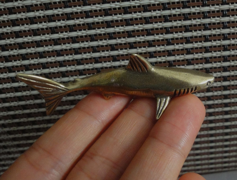 Vintage Style Brass Shark Figurine: Copper Home Decor (6.3x2cm)